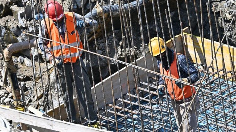 Lavori in corso in un cantiere edilizio. Il Papa: "Quante vittime ci sono ancora sul posto di lavoro!"