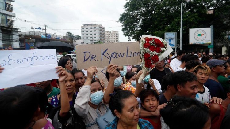 Famigliari dei detenuti davanti la prigione di Yangon dopo l'annuncio dell'amnistia