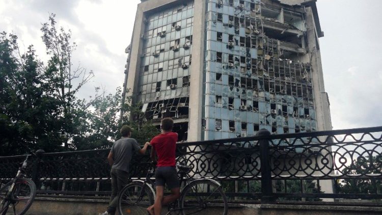 Dois meninos olham para um prédio danificado após um ataque de drones ao prédio da Ucraniana Danube Shipping Company na cidade de Izmail, região de Odesa, sul da Ucrânia, em 02 de agosto de 2023, em meio à invasão russa. EPA/IGOR TKACHENKO