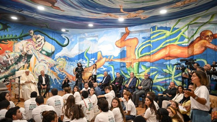 Papa Francesco con i giovani di Scholas a Lisbona