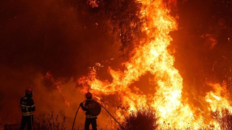 Pompieri in azione per lo spegnimento di un vasto focolaio 