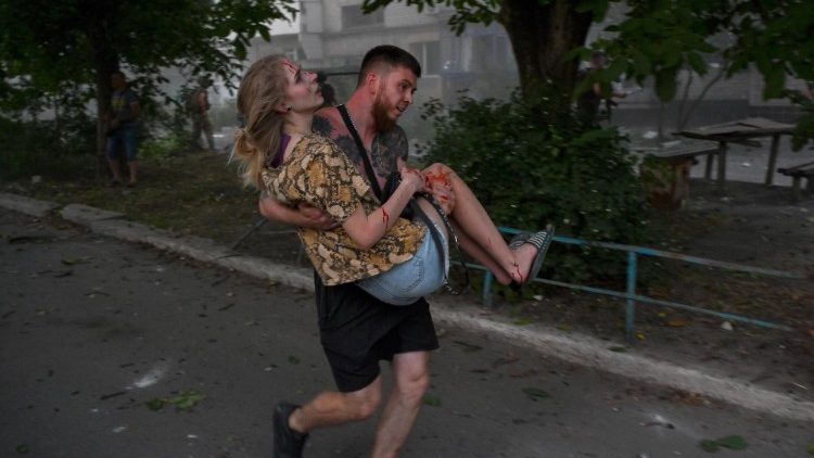  Um homem carrega uma mulher ucraniana ferida após a explosão de um segundo foguete na cidade de Pokrovsk, área de Donetsk, Ucrânia, 07 de agosto de 2023, em meio à invasão russa. EPA/STANISLAV KRUPAR