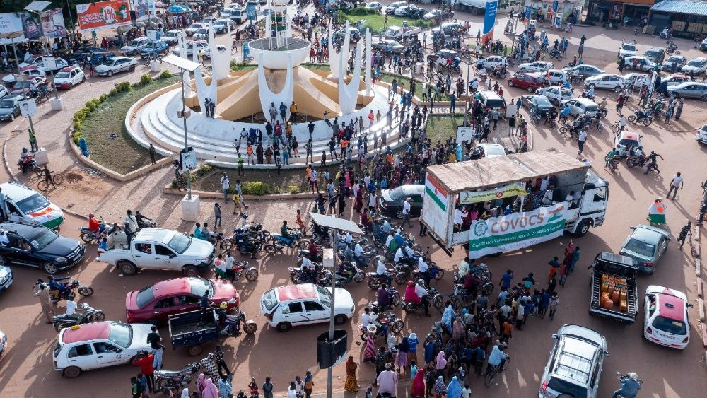 Niger, i sostenitori della giunta golpista manifestano contro l'Ecowas