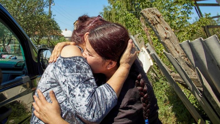 Lilia (Dir) se despede de sua mãe Vera (Esq) enquanto esta se prepara para ser evacuada com seu sobrinho de quatro anos, Vadym, no vilarejo de Kruglyakovka, perto de Kupyansk, área de Kharkiv, leste da Ucrânia, em 15 de agosto de 2023. EPA/SERGEY KOZLOV