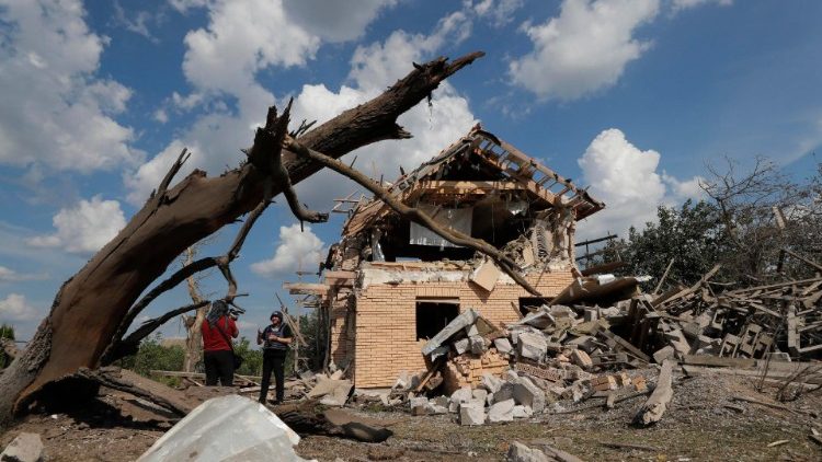 Um homem remove destroços após um ataque com foguete russo na vila de Rulykiv, perto de Kiev, Ucrânia, 27 de agosto de 2023. EPA/SERGEY DOLZHENKO