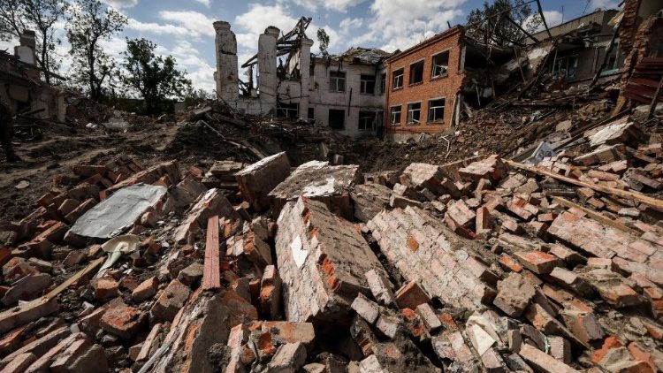 Uma escola destruída na cidade da linha de frente de Orikhiv, Oblast de Zaporizhzhia, Ucrânia, 7 de setembro de 2023, em meio à invasão russa. EPA/KATERYNA KLOCHKO