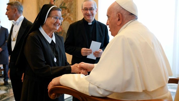 MAP Francis with the Daughters of Divine Zeal and Rogationists of the Heart of Jesus