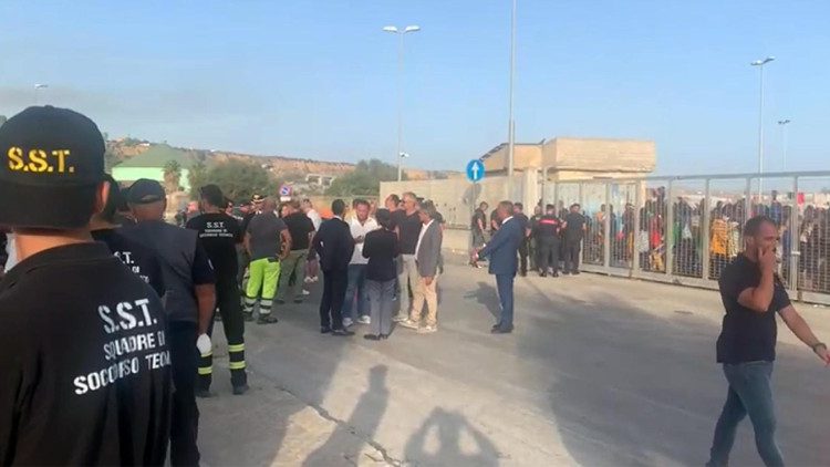 Porto Empedocle nel caos, persone migranti in fuga