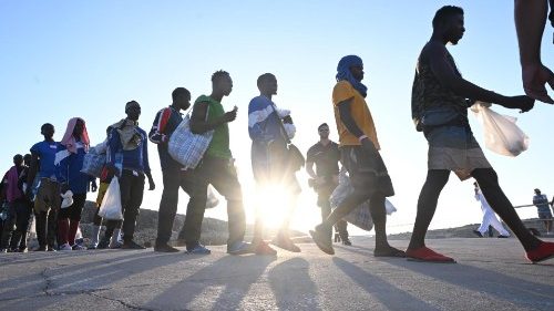 Il Papa: garantire migrazioni sicure e il diritto a non abbandonare la propria terra