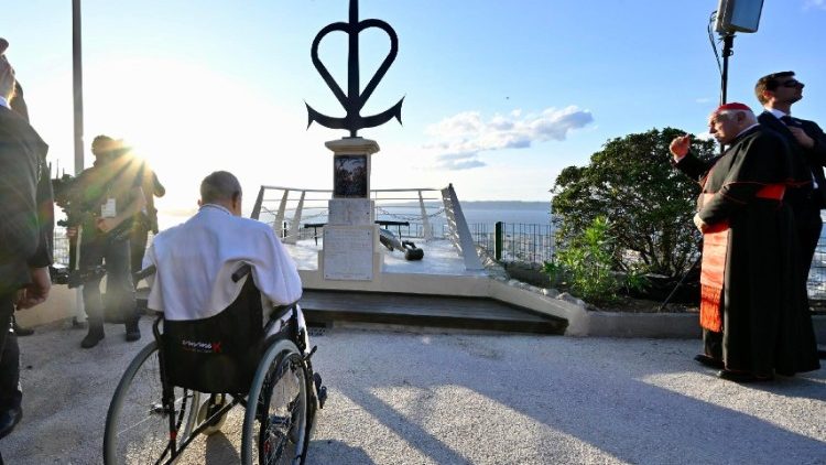 Papa Francesco durante il momento di raccoglimento per  le vittime del mare