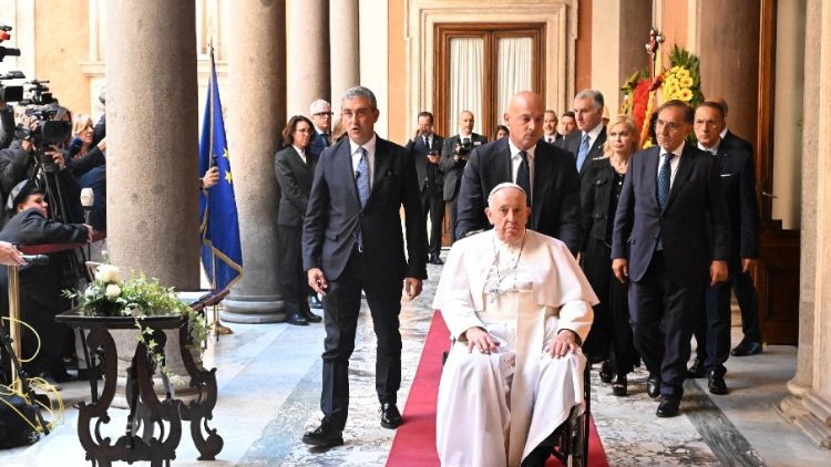 MAP Francis visits the late President Napolitano lying in state in the Senate