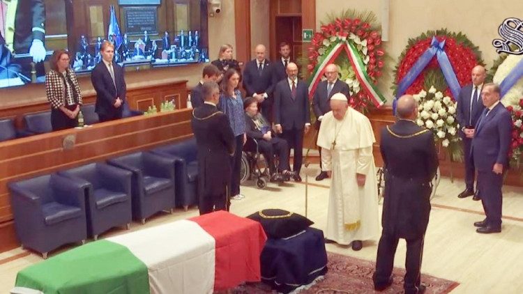 El Papa visit el Senado italiano para rendir homenaje al presidente Giorgio Napolitano