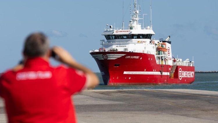La nave Life Support con migranti salvati in mare