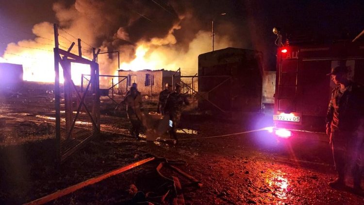 Deposito di carburante in fiamme nel Nagorno - Karabakh