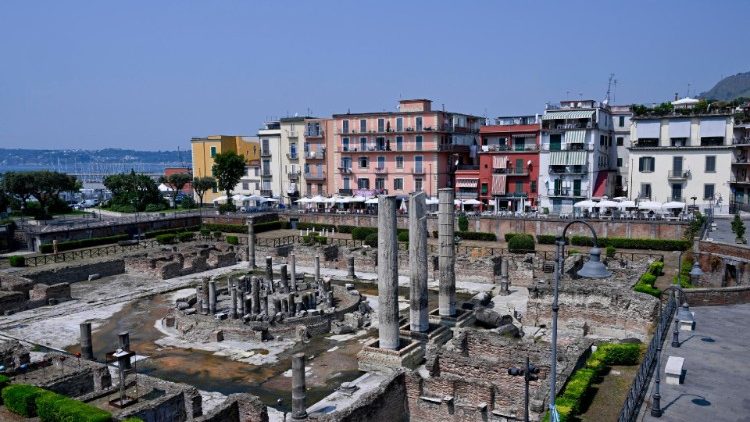 La citt di Pozzuoli, interessata in modo importante dal fenomeno sismico del bradisismo