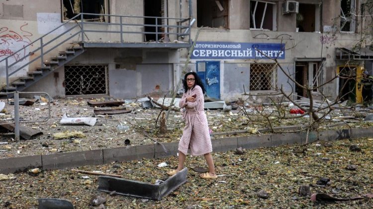 Uma mulher caminha entre os escombros após um ataque russo com foguete em Kharkiv, no leste da Ucrânia, em 6 de outubro de 2023. EPA/YAKIV LYASHENKO