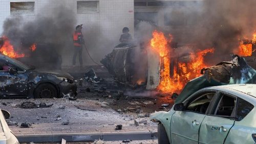 Israele, operazione via terra a Gaza che resta sotto assedio 