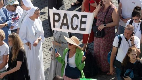 Il Papa: le armi si fermino, il terrorismo e la guerra non portano a nessuna soluzione