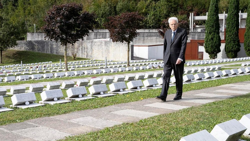 Il presidente Mattarella rende omaggio alle vittime