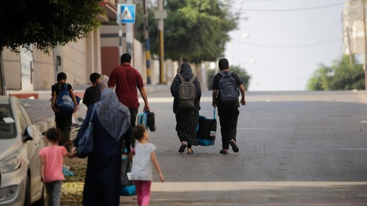 Palestinians flee to south of Gaza for second day