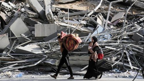 La fuga da Gaza in attesa dellattacco. Le testimonianze: tutti sono bersaglio