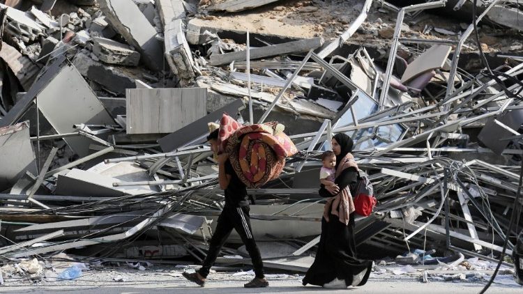 Palestinians flee to south of Gaza for second day