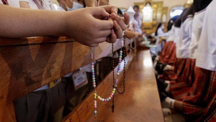 ACS promuove la preghiera dei bambini del Rosario per la pace nel mondo