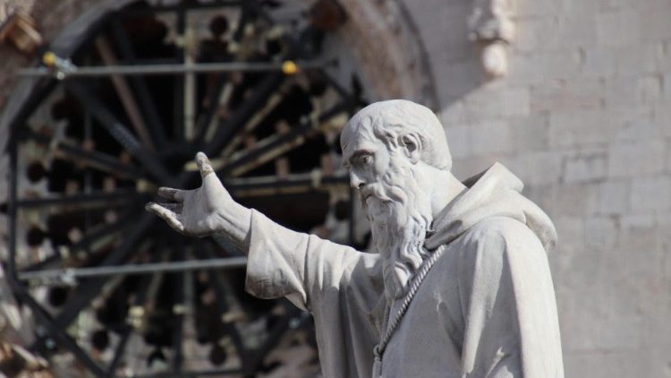 La statua di San Benedetto davanti alla Basilica di Norcia (ANSA)