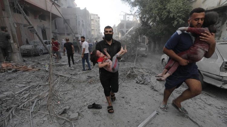 Operaciones de bsqueda tras el ataque areo israel contra Gaza.