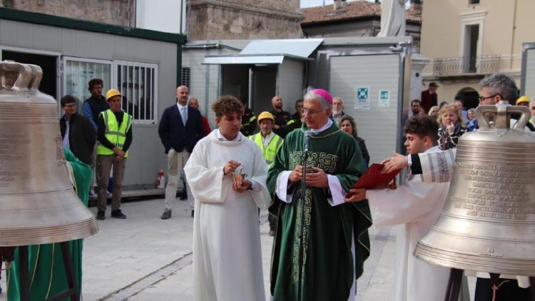 La benedizione delle campane della basilica di Norcia, 30 ottobre 2023 (ANSA)