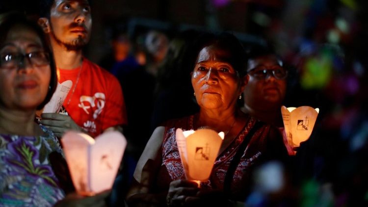 Los salvadore?os han salido a las calles con antorchas en procesin para honrar la memoria de los ocho پ de la UCA, asesinados por odio a la fe en 1989. (ANSA, 12 de noviembre de 2023)