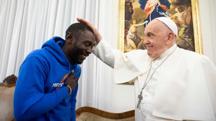 El Papa saluda a Mbengue Nyimbilo Crepin, conocido como Pato, migrante procedente de 䲹