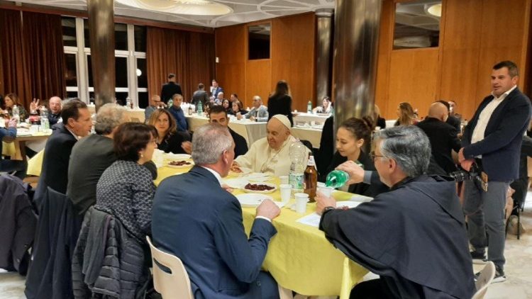 El Papa cena con los voluntarios del evento "Los ni?os encuentran al Papa"