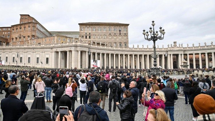 Papa Francisco asomado desde el balcn pontificio.