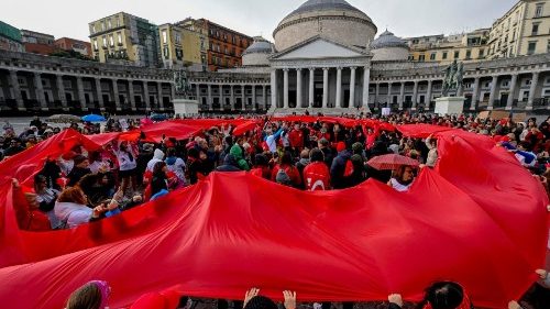 Violenza sulle donne, il Papa: gramigna da estirpare educando alla dignità