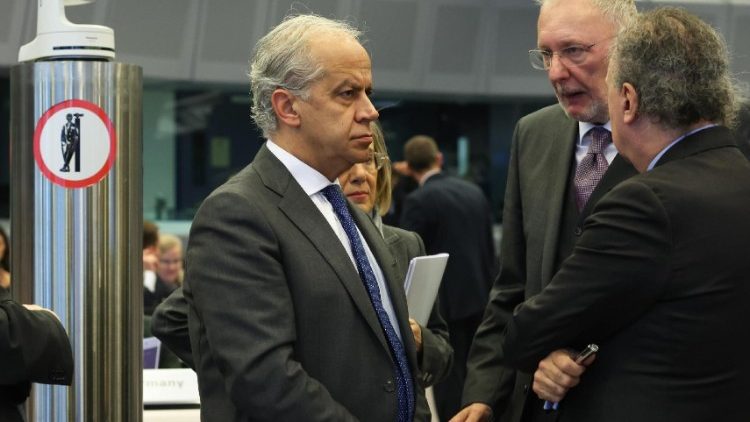Il ministro degli Interni italiano, Matteo Pientedosi, a colloquio durante la Conferenza internazionale dell'Alleanza contro il traffico di esseri umani