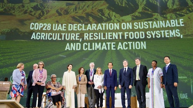 Alcuni partecipanti della Cop28 che si sta svolgendo a Dubai