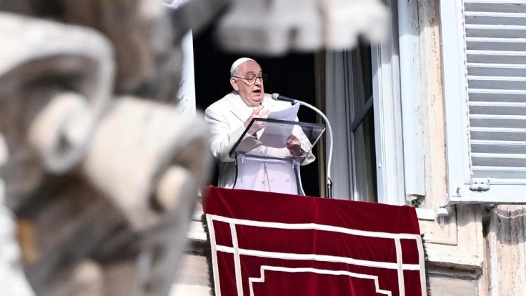 El Papa Francisco desde el balcn pontificio.