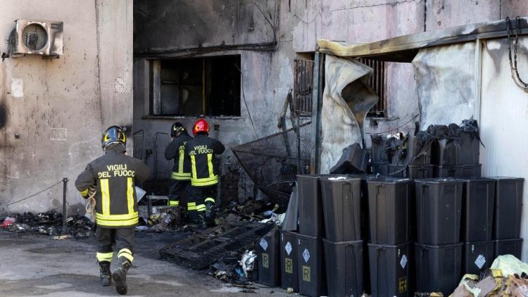 Sopralluogo dei vigili del fuoco all'ospedale di Tivoli dove, nel rogo divampato l'8 dicembre, hanno perso la vita tre anziani