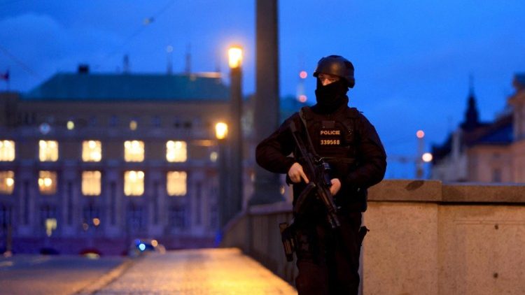 Un uomo delle forze di sicurezza presidia il luogo dell'attentato