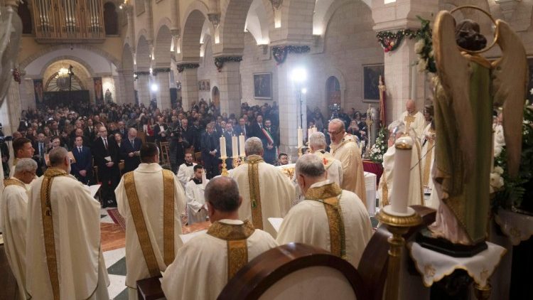 La Messa della Notte di Natale celebrata dal patriarca latino di Gerusalemme, il cardinale Pierbattista Pizzaballa, nella Chiesa di Santa Caterina presso la Basilica della Nativit
