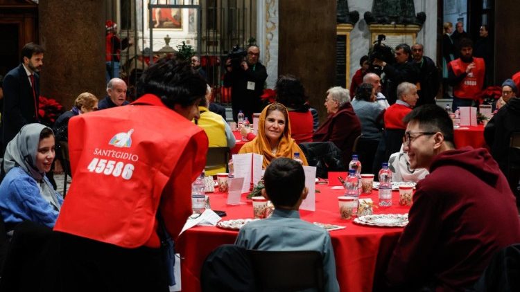 Volontari servono ai tavoli dei poveri