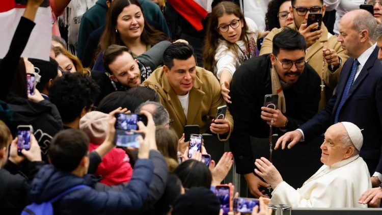 En el Aula Pablo VI, el Papa saluda a los fieles y peregrinos que acudieron a escuchas su catequesis