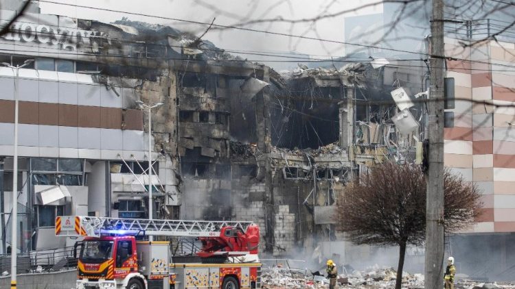 Un edificio di Dnipro colpito dai missili russi nella giornata di venerd 29 dicembre (Epa)