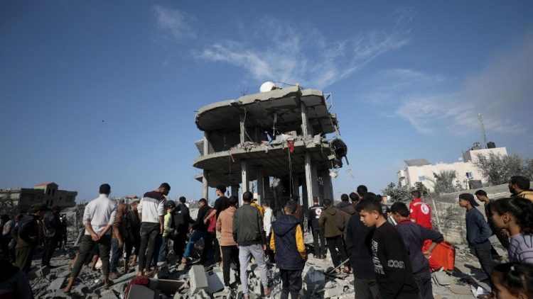 Il risultato del bombardamento israeliano sul campo rifugiati di Khan Younis, nel sud della Striscia di Gaza (Ansa)