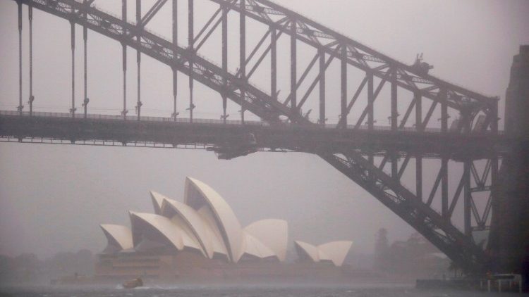 Pohled na Operu v Sydney a Harbour Bridge, ilustrační foto