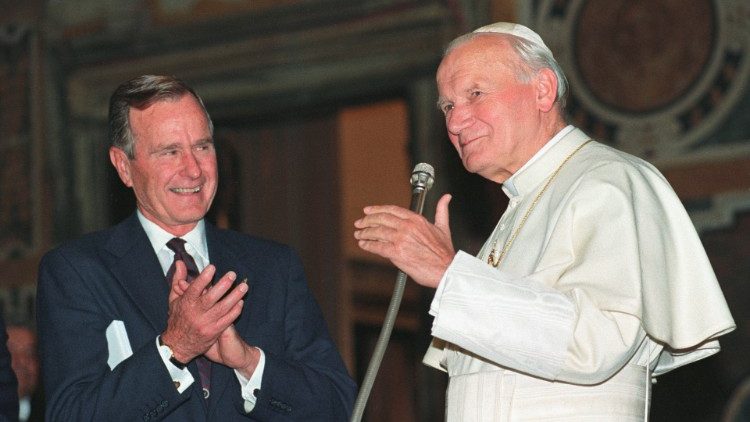 Падчас сустрэчы Джорджа Буша і Яна Паўла ІІ у Ватыкане