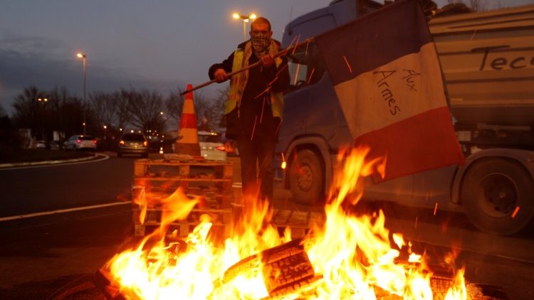 Bp Brunin: zamieszki we Francji świadczą o kryzysie demokracji