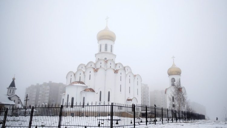 Vom Nebel verhüllte Orthodoxe Kirche in Minsk