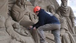 an-artist-works-on-a-sand-sculpture-represent-1544099353992.JPG